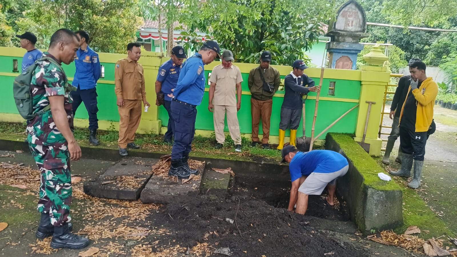 Normalisasi dan Perbaikan Drainase Pemerintah Kecamatan, Pemkab Lobar Bersama DLHK Provinsi Dalam Rangka Mendukung Lingkungan Asri