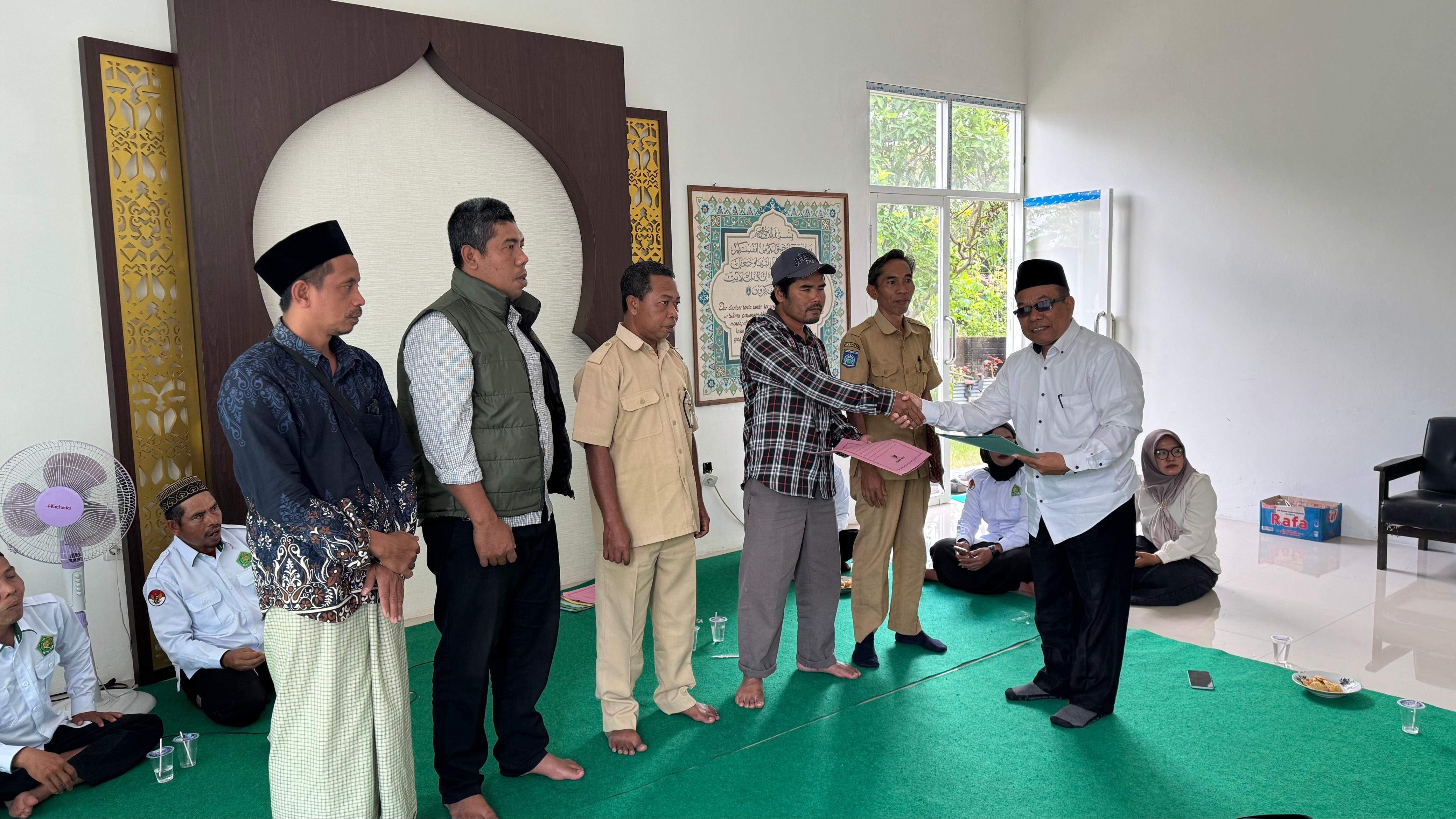 Isnarto Mardain Ningrat Serahkan SKT Majelis Taklim dan ID Masjid, Dorong Penguatan Legalitas Lembaga Keagamaan di Wilayah Lingsar